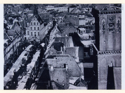 5706 Overzichtsfoto vanaf de Binnenpoort. De dinsdagweekmarkt en rechts de Vierkanten toren van de NH Grote of St. ...