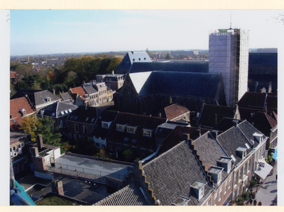 5708 Overzichtsfoto vanaf stadhuis. Rechts restauratie van Vierkanten toren van de NH Grote of St. Barbarakerk.