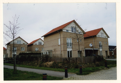 5716 Johanna Naberstraat. Rechts huisnr. 139 t/m 141 tot Weidemapad