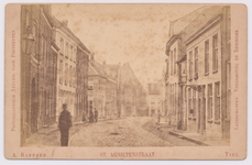 6 Sint Agnietenstraat richting Kerkstraat, op de achtergrond de Cecilia kapel. Links de poort van de Kloosterstraat.
