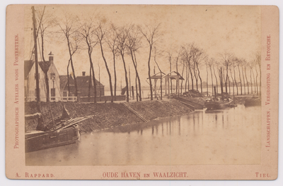 11 Oudehaven richting Waal, links de huizen langs de Havendijk, boten in de Oudehaven met de ophaalbrug.