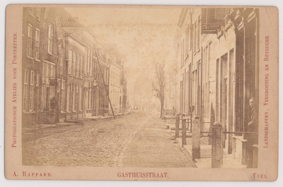 44 Gasthuisstraat richting Hoogeinde. In het midden staat een ladder tegen de gevel.