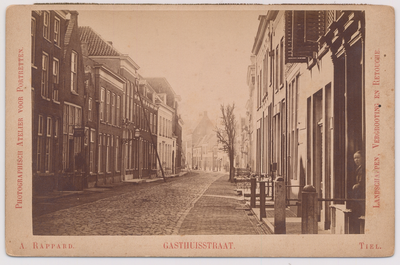 48 Gasthuisstraat richting Hoogeinde. In het midden staat een ladder tegen de gevel.