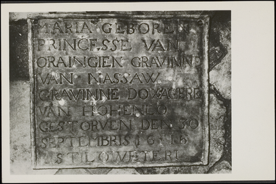 205 Loden grafplaat in de tombe van de Stichteres van het Weeshuis.