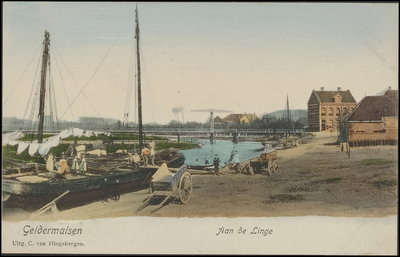 408 Ingekleurde prentbriefkaart met de Linge te Geldermalsen mer links 2 schepen
