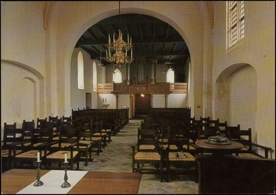 496 Het interieur met gezicht op het schip met het orgel en de trap naar de vergaderzaal „De Turfzolder .