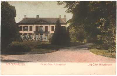 1025 Een prentbriefkaart van de voorzijde van Huize Groot Ravenstein in Geldermalsen gezien vanaf de straatzijde. Het ...