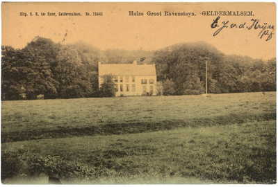 1026 Een prentbriefkaart van Huize Groot Ravenstein in Geldermalsen gezien aan de achterzijde over een weiland met een ...