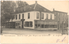 1028 Een prentbriefkaart van het hotel en café met de naam Het Wapen van Gelderland in Geldermalsen van de eigenaar W. ...