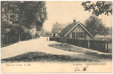 1029 Een prentbriefkaart van de straat het Laageinde in Geldermalsen. Op de kaart een huisje met een rieten kap en een ...