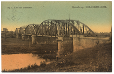 1031 Een prentbriefkaart van de spoorwegbrug over de Linge tussen Geldermalsen en Tricht gezien richting het ...