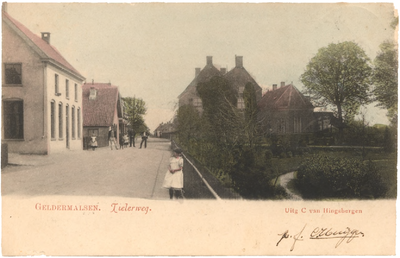 1032 Een prentbriefkaart van de Tielerweg in Geldermalsen met op de voorgrond een meisje dat graag voor de fotograaf ...