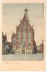1033 Een prentbriefkaart van het oude stadhuis aan de Markt in Culemborg met links een marskramer en rechts een koets