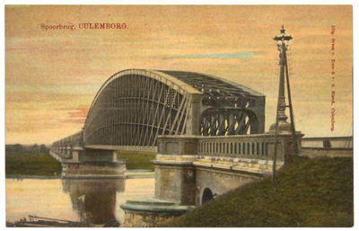 1034 Een prentbriefkaart van de spoorwegbrug over de Lek bij Culemborg gezien op de westkant vanaf de stad
