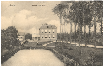 1042 Een prentbriefkaart van huize Het Hof in Tricht met een vijver op de plaats waar nu een plantsoen is