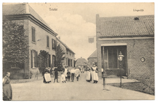 1046 Een prentbriefkaart van de Lingedijk in Tricht met enkele poserende dorpsbewoners en rechts het café Het wapen van ...