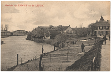 1047 Een prentbriefkaart van de Lingedijk in Tricht met een gezicht op wat volkstuintjes en op de Linge met op de ...