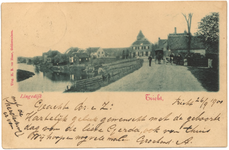 1048 Een prentbriefkaart van de Lingedijk in Tricht met enkele poserende inwoners en op de achtergrond de kerktoren en ...