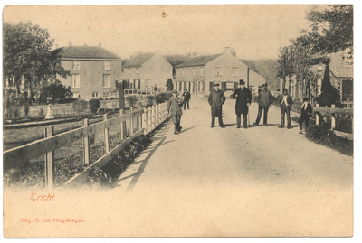 1051 Een prentbriefkaart van de Lingedijk in Tricht met enkele poserende passanten met links in een tuin een zonnewijzer
