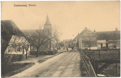 1053 Een prentbriefkaart van de Kerkstraat in Tricht