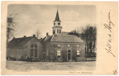 1056 Een prentbriefkaart van de kerk in Waardenburg met op de voorgrond de school en een grote groep schoolkinderen