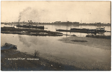 1057 Een prentbriefkaart met een riviergezicht bij Herwijnen met enkele afgemeerde schepen