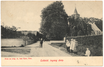 1059 Een prentbriefkaart van de ingang van het dorp Echteld met rechts de kerk