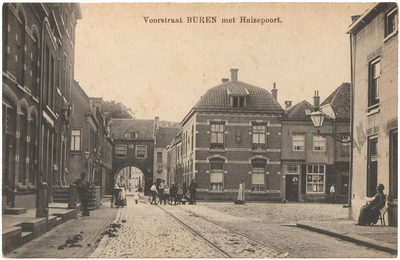 1063 Een prentbriefkaart van de Voorstraat in Buren richting Huizenpoort