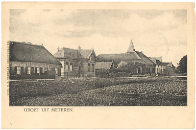 1064 Een prentbriefkaart van de Dorpsstraat in Meteren met op de achtergrond de Nederlands-hervormde kerk
