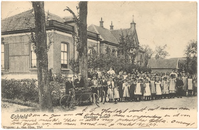 1066 Een prentbriefkaart van de openbare school in Echteld aan de Achterstraat met alle leerlingen