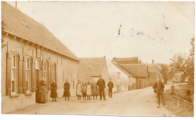 1070 Een prentbriefkaart van de Waalbandijk bij Herwijnen met enkele dorpsbewoners en de rijksveldwachter met veldstok