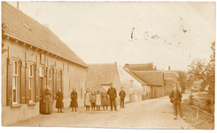 1070 Een prentbriefkaart van de Waalbandijk bij Herwijnen met enkele dorpsbewoners en de rijksveldwachter met veldstok