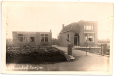 1072 Een prentbriefkaart van de voorzijde van de Christelijke Lagere Landbouwschool Herwijnen en Omstreken met ...