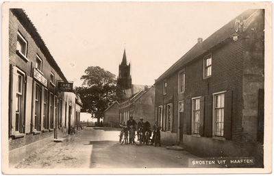 1076 Een prentbriefkaart van een dorpsstraat in Haaften met links het café-billard van de familie J.H. van Diejen en op ...
