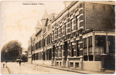 1081 Een prentbriefkaart van de Stationsstraat in Tiel met rechts op de voorgrond het gebouw dat nu deel uitmaakt van ...