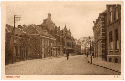 1084 Een prentbriefkaart van de Stationsstraat in Tiel gezien richting Burgemeester Hasselmanplein