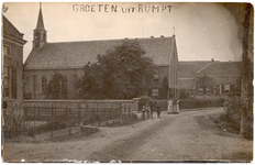 1090 Een prentbriefkaart van de rooms-katholieke waterstaatskerk in Rumpt gezien vanuit de Middenstraat, rechts de ...