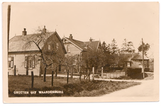 1095 Een prentbriefkaart van een straat met enkele huizen en op de achtergrond een boerderij in Waardenburg, mogelijk ...
