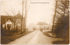 1098 Een prentbriefkaart van een straat in Waardenburg met links een herenboerderij en rechts een toegangshek van een ...