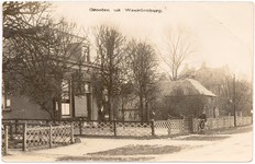 1101 Een prentbriefkaart van een straat in Waardenburg met links op de achtergrond een pand met enkele klokgevels