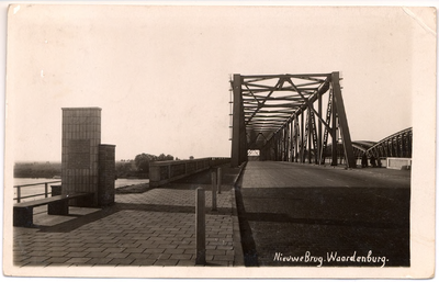1103 Een prentbriefkaart van de verkeersbrug bij Waardenburg net voor de ingebruikneming in november 1933