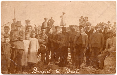 1108 Een prentbriefkaart gemaakt van de grote brand in Deil in mei 1914, waarbij elf huizen afbranden. Op de foto ...