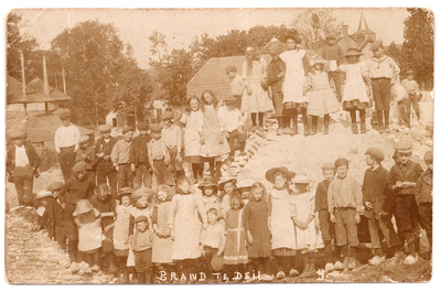 1109 Een prentbriefkaart gemaakt van de grote brand in Deil in mei 1914, waarbij elf huizen afbranden. Op de foto ...