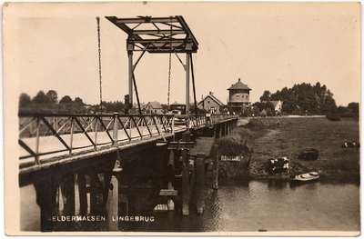 1111 Een prentbriefkaart van de ophaalbrug over de Linge bij Geldermalsen richting Buurmalsen, op de achtergrond het ...