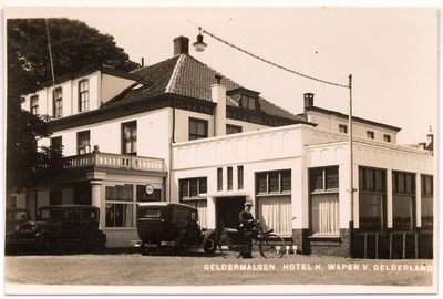 1115 Een prentbriefkaart van het hotel Het wapen van Gelderland aan de Rijksstraatweg in Geldermalsen