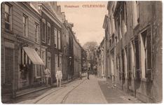 1118 Een prentbriefkaart van de Slotstraat in Culemborg met enkele passanten en de tramrails van de stoomtram ...