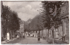 1124 Een prentbriefkaart van de Zandstraat in Culemborg met poserende straatbewoners en passanten