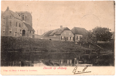 1131 Een prentbriefkaart van Acquoy gezien vanaf de Linge met links de stompe en scheve kerktoren van de ...