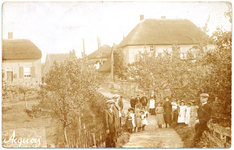 1132 Een prentbriefkaart van Acquoy gezien vanaf de Lingedijk met op de afweg poserende dorpsbewoners en op de ...
