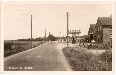 1135 Een prentbriefkaart van de Nieuweweg in Beesd, met rechts het tankstation van Texaco
